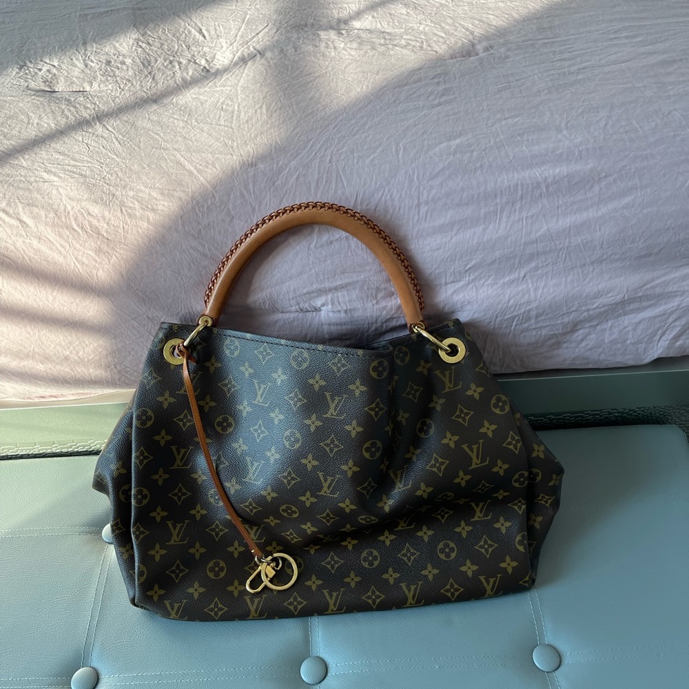 Updated! AUTHENTIC LOUIS VUITTON ARSTY BAG. Bought in 2019. Excellent condition